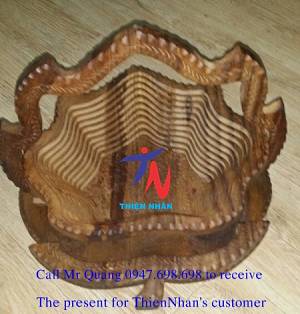 lang-dung-hoa-trai-cay-mut-keo-bang-go-hinh-chiec-la-1-khay-qua-tang-tri-an-khach-hang