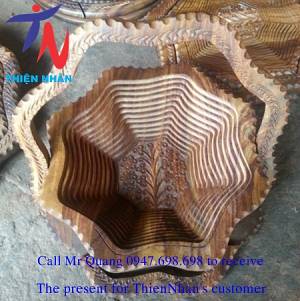 lang-dung-hoa-trai-cay-mut-keo-bang-go-1-khay-hinh-bong-hoa-8-canh-qua-tang-tri-an-khach-hang